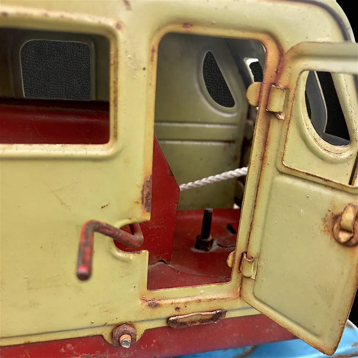 Sovjetisk bliklegetøj kran – AZLK Moskvich – original patina - Billede 6