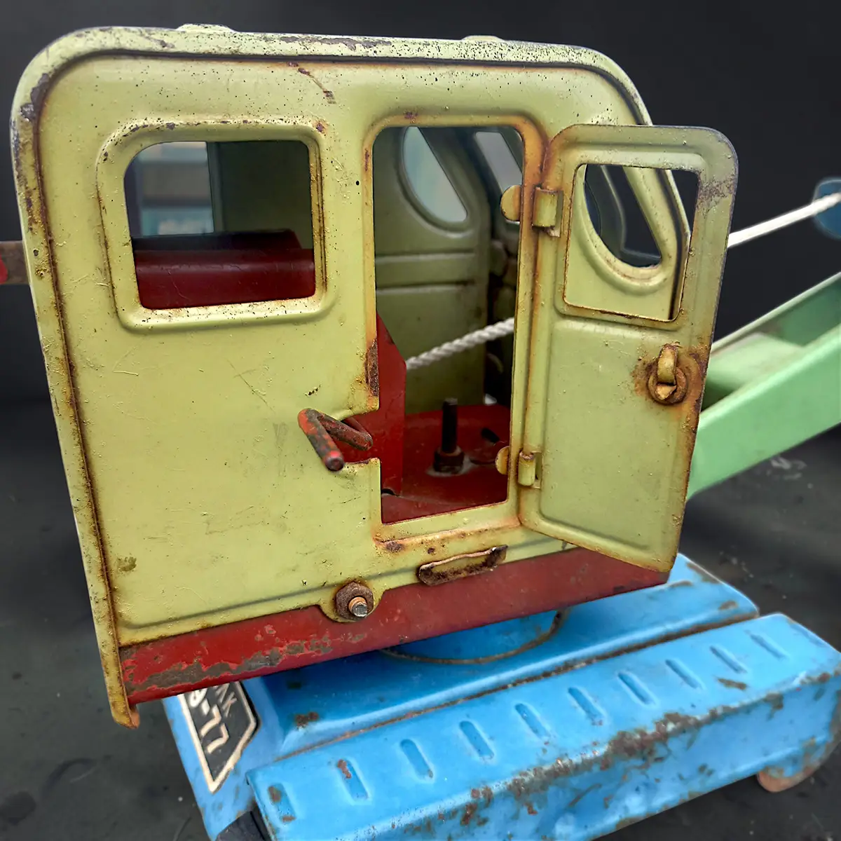 Sovjetisk bliklegetøj kran – AZLK Moskvich – original patina - Billede 7