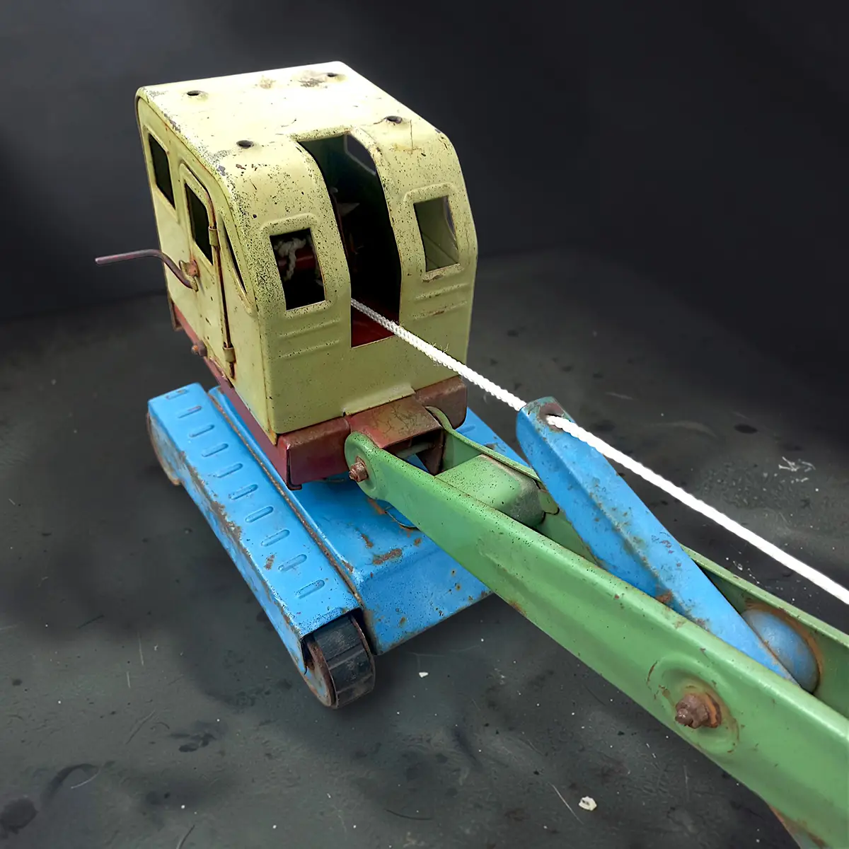 Sovjetisk bliklegetøj kran – AZLK Moskvich – original patina - Billede 9