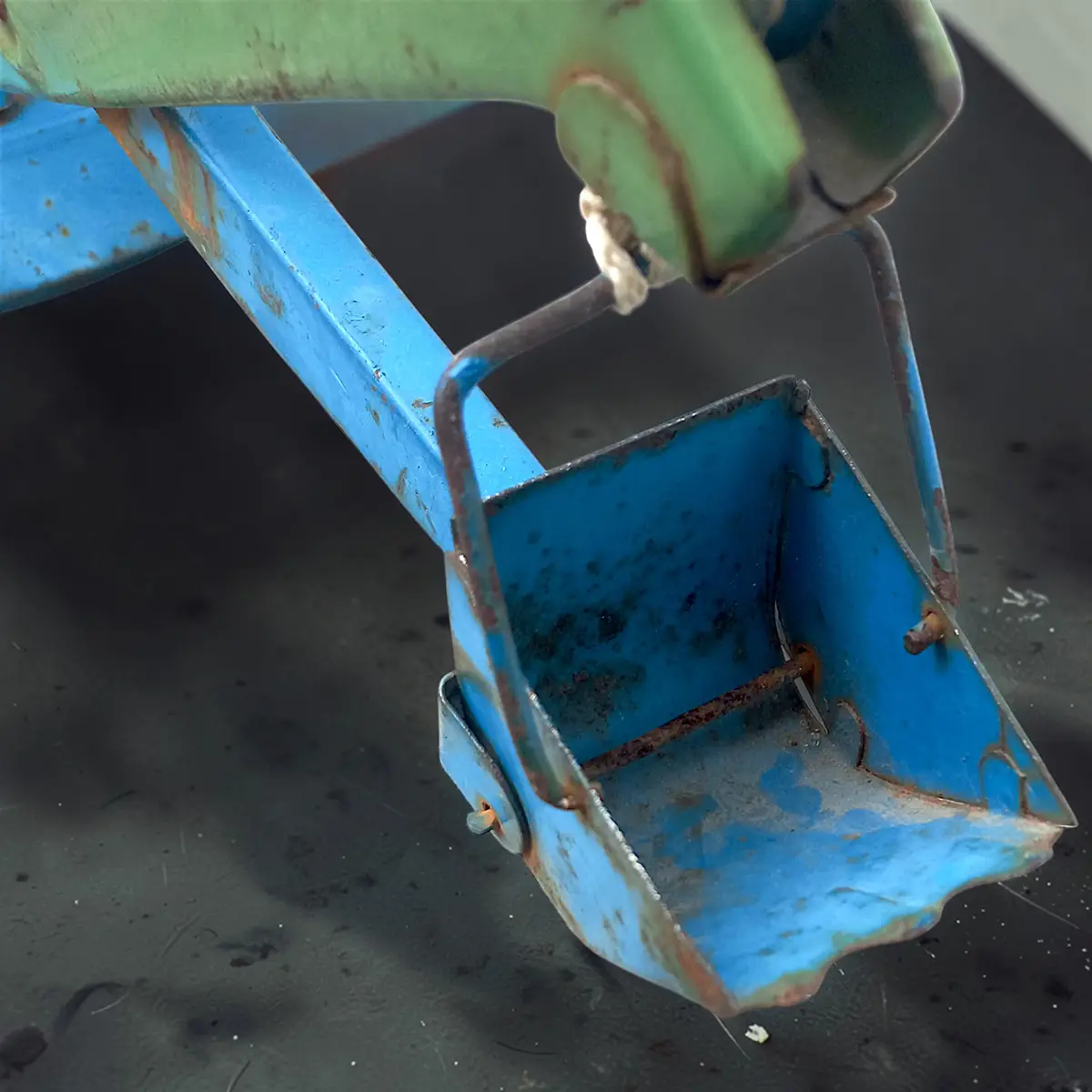 Sovjetisk bliklegetøj kran – AZLK Moskvich – original patina - Billede 10