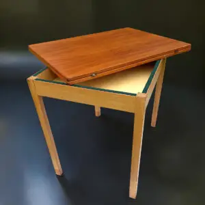 Dansk multifunktionsbord i eg og teak med udtræksfunktion og skjult opbevaring – tilskrevet Ejner Larsen