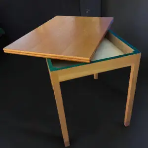 Multifunktionsbord i teak og egetræ, tilskrevet Ejner Larsen og produceret hos Næstved Møbelfabrik – med originalt SKM-stempel og skjult opbevaring.