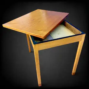 Dansk multifunktionsbord i teak og eg med foldbar plade og bevaret original makat fra Statsfængslet ved Nørre Snede