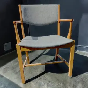 Erik Kirkegaard armstol i eg og teak med originalt uldbetræk, Sorø Stolefabrik, 1950’erne