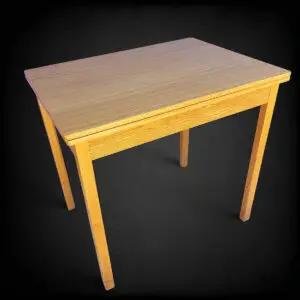 Multifunktionsbord i egetræ med foldbar plade og original rekvisition fra Statsfængslet ved Nørre Snede, 1982.