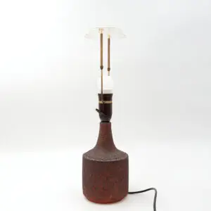 Brutalistisk stentøjslampe fra Tusbo Keramik i rødler – dansk design ca. 1950–60