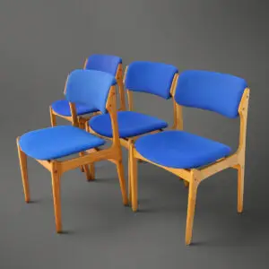 Sæt af fire Erik Buch Model 49 spisebordsstole i eg med blå uldpolstring, nyere dansk produktion med HD Design-label på én stol og proveniens fra Rigspolitiets tidligere lokaler i Hvidovre.