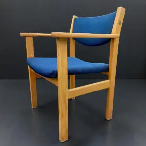 Original Hans J. Wegner armstol for Getama i massiv bøg med blåt uldbetræk og Getama/Wegner-mærkning under sædet.