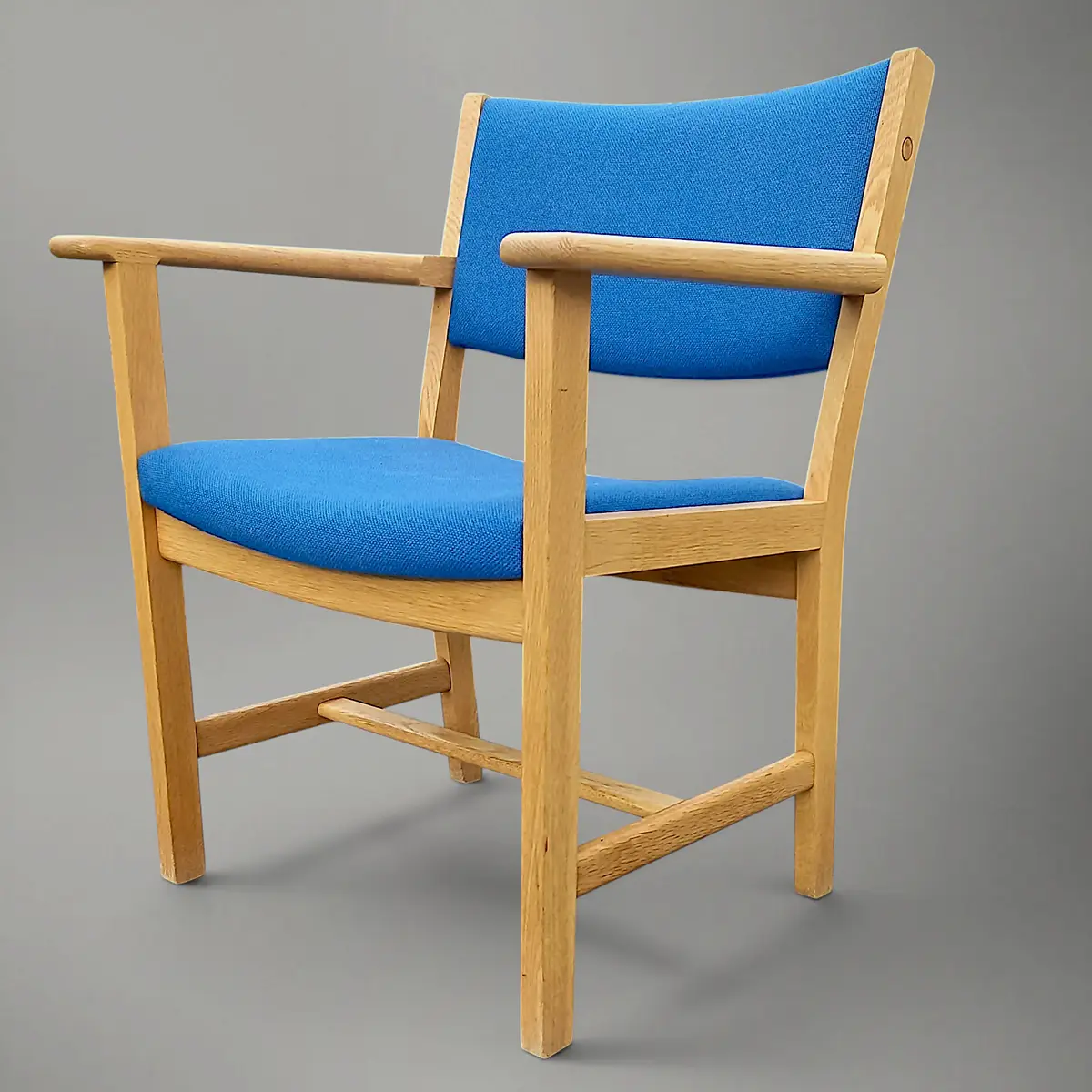 Hans J. Wegner armstol for Getama i massivt egetræ med blå polstring, 1970’erne.