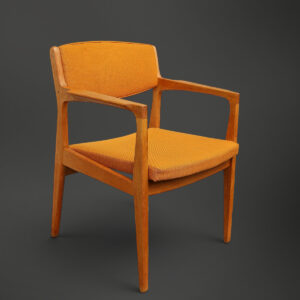 Erik Buch armstol for Ørum Møbler i egetræ med orange uldbetræk - dansk vintage design i fantastisk stand.