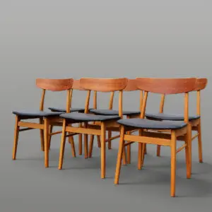 Sæt med 6 Findahls Møbelfabrik Mosbøl spisebordsstole i bøg og teak med nybetrukne sorte skaisæder.