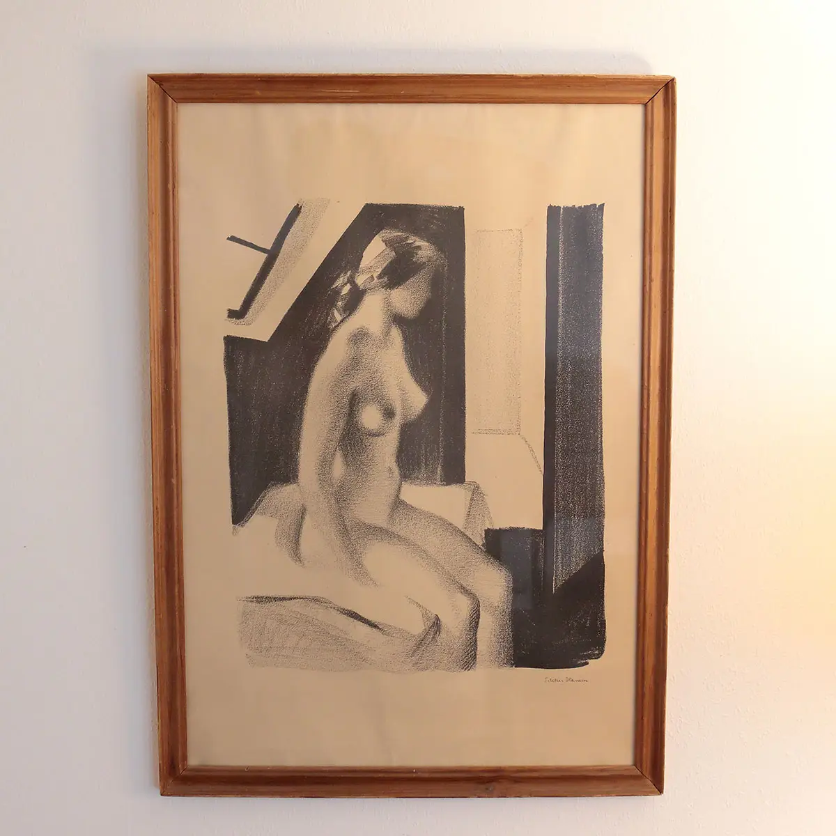 Aage Sikker Hansens litografiske tryk “Siddende model” fra 1943 i tidstypisk træramme med mærkat fra Kunstsalen Kaj Frandsen, dateret juni 1946.