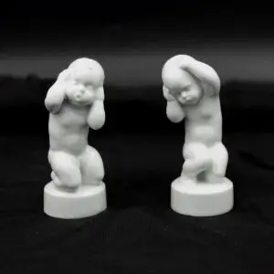 Bing & Grøndahl nr. 2206 Hovedpine, figurpar med dreng og pige i hvidt porcelæn af Svend Lindhart.