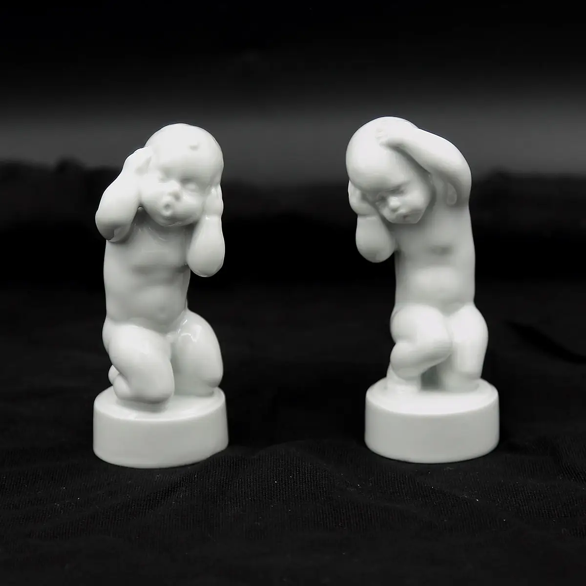 Bing & Grøndahl nr. 2206 Hovedpine, figurpar med dreng og pige i hvidt porcelæn af Svend Lindhart.