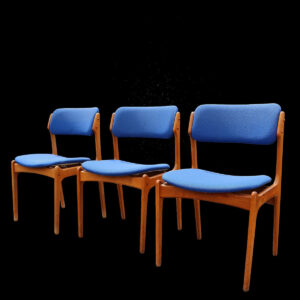 Sæt af tre Erik Buch Model 49 / OD49 spisebordsstole i massiv teak med original blå polstring og label fra O.D. Møbler A/S.