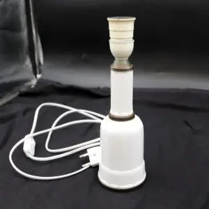 Klassisk Heiberg bordlampe i hvidglaseret porcelæn med patinerede messingdetaljer.