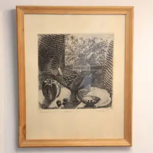 Signeret og nummereret radering af Ritma Zikmane-Lagzdiņa med titlen “Stilleben med kirsebær og anemoner”, 1993, eksemplar 2/30.