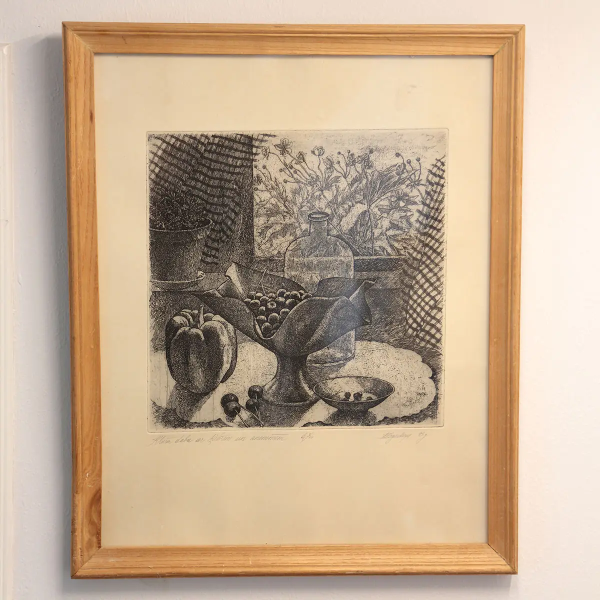 Signeret og nummereret radering af Ritma Zikmane-Lagzdiņa med titlen “Stilleben med kirsebær og anemoner”, 1993, eksemplar 2/30.