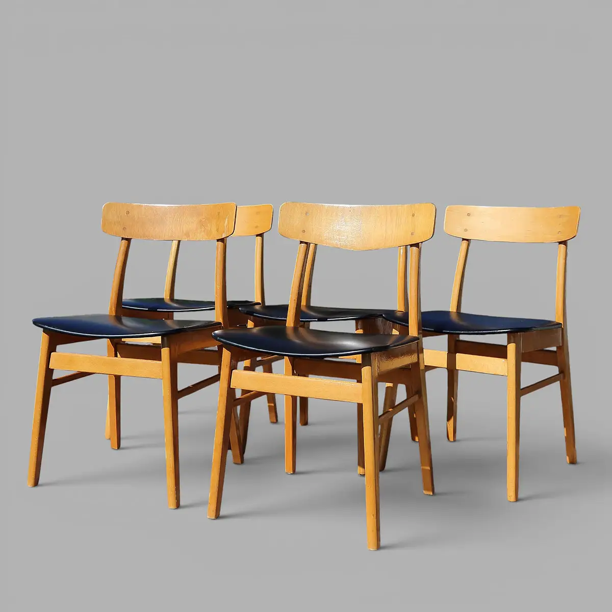 Sæt med 5 danske vintage spisebordsstole i lyst bøgetræ med sort skai og klassisk mid-century udtryk.