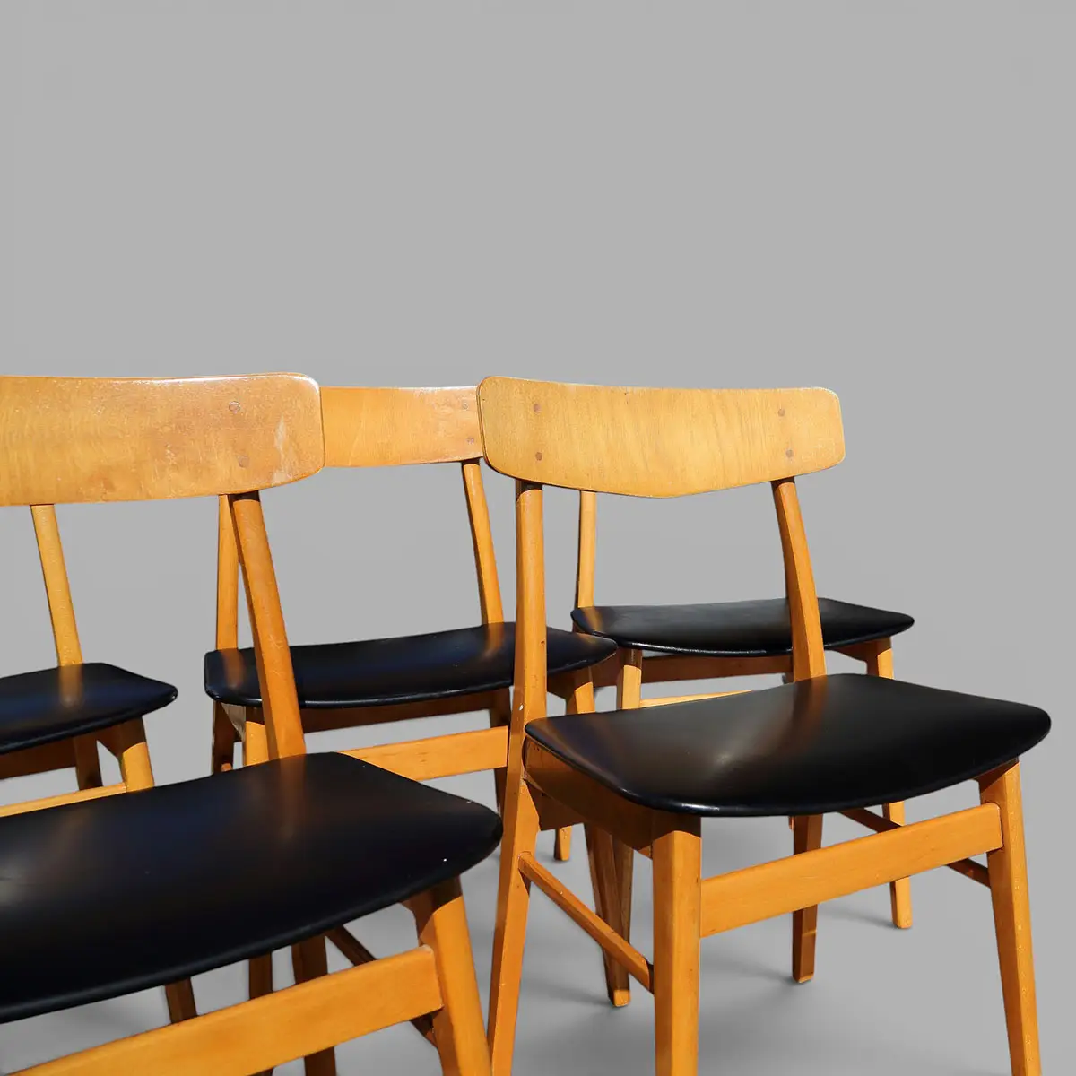 Sæt med 5 originale danske spisebordsstole fra 1960’erne i bøg med sort skai - Billede 4