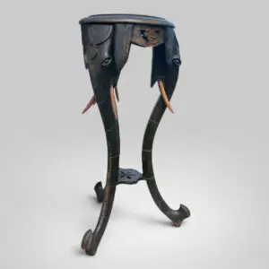 Skulpturel vintage elefant plantestander i udskåret træ med mørk patina, lyse stødtandsdetaljer og et markant dekorativt udtryk.