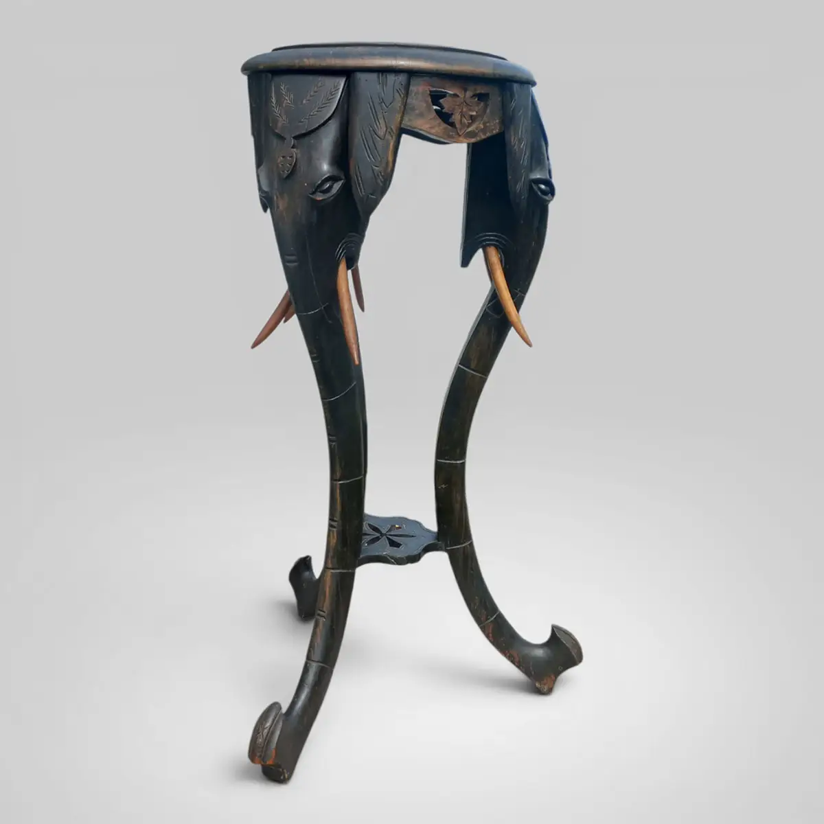 Skulpturel vintage elefant plantestander i udskåret træ med mørk patina, lyse stødtandsdetaljer og et markant dekorativt udtryk.