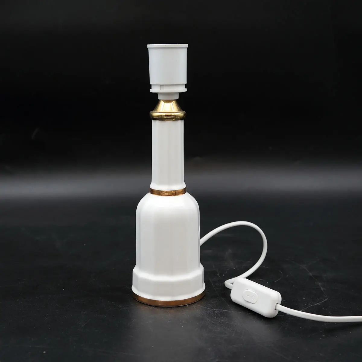 Klassisk Søholm Heiberg bordlampe i hvidglaseret porcelæn med messingdetaljer.