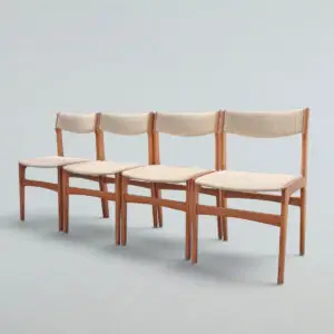 Fire elegante spisebordsstole i teakfinér fra Anderstrup Møbelfabrik, tilskrevet Erik Buch, med velbevaret originalt meleret betræk.