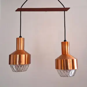 Svensk dobbeltpendel fra 1960’erne med teakophæng, kobberfarvet metal og struktureret pressglas, tilskrevet Carl Fagerlund for Orrefors.