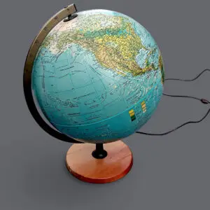 Stor dansk Scan-Globe Type 4002 med lys, detaljeret koldkrigskort fra 1984-1989 og rund fod af drejet træ.