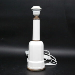 Elegant Heiberg bordlampe med slank hals, hvid porcelænsfod og varme messingdetaljer.