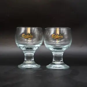 To Holmegaard Danske Kroglas fra 1970’erne med flotte, gyldne Carlsberg-logoer.