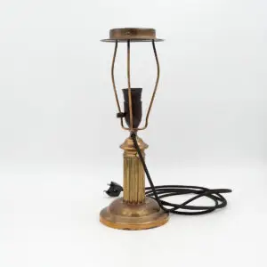 Messingbordlampe fra 1950’erne–1960’erne med kanneleret søjle, rund fod og original bakelitfatning.