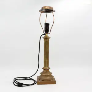 Klassisk bordlampe med kanneleret søjle, profileret fod og varme messingtoner.