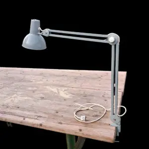 Grå Luxo arkitektlampe fra 1970’erne med originalt monteringsbeslag og karakterfuld værkstedspatina.