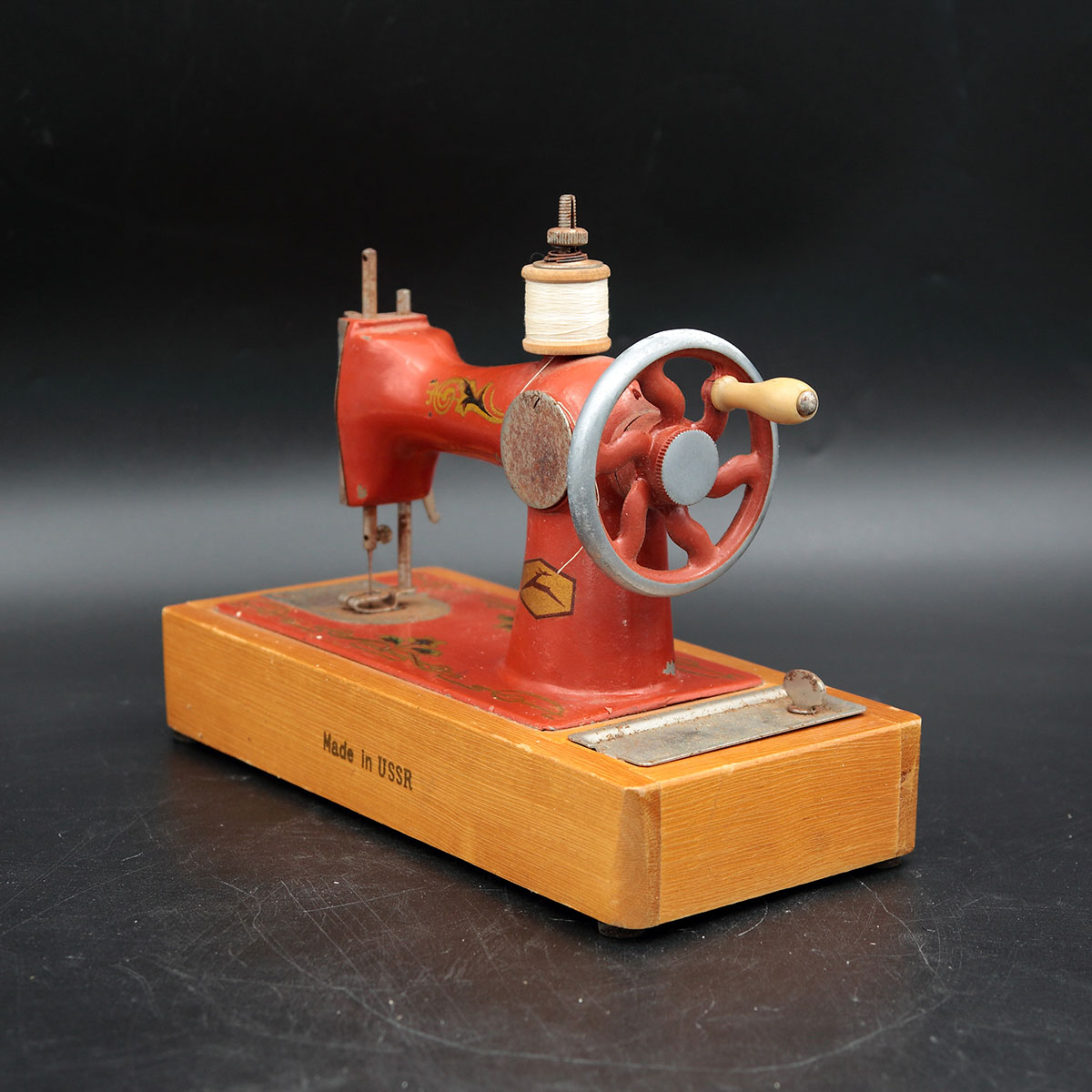 Retro legetøjssymaskine fra USSR – rød metalmodel med gulddekoration - Billede 2