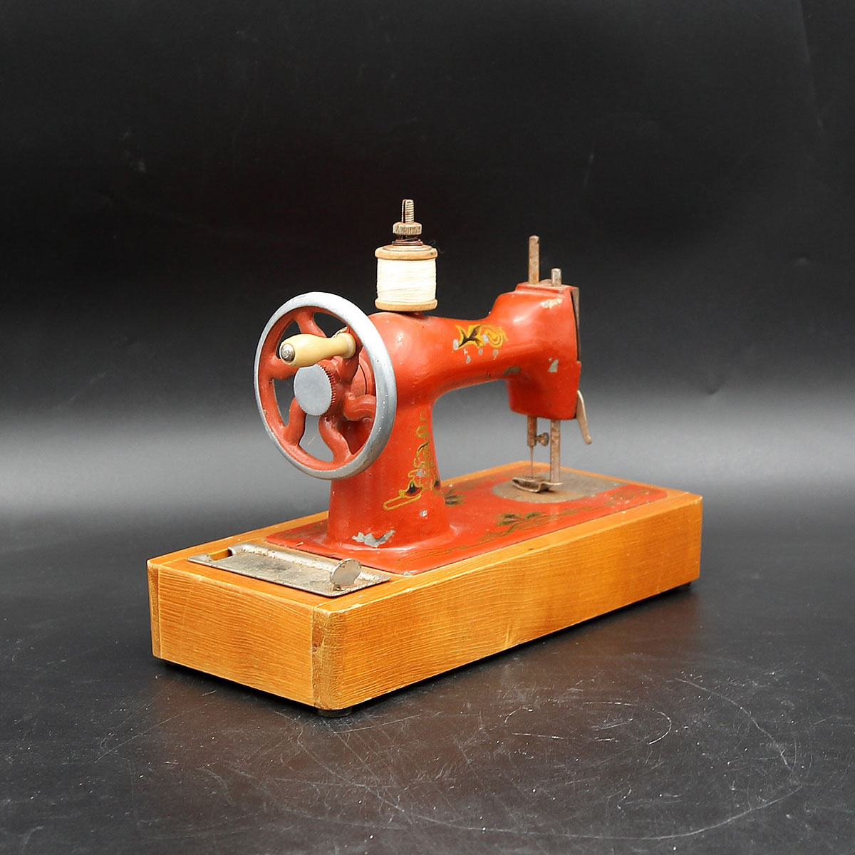 Retro legetøjssymaskine fra USSR – rød metalmodel med gulddekoration - Billede 3