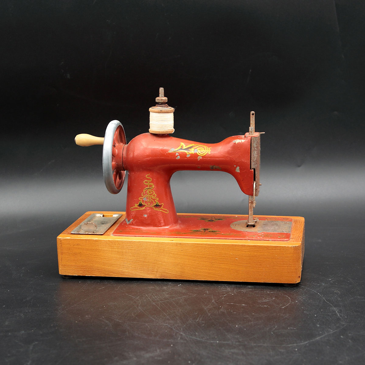 Retro legetøjssymaskine fra USSR – rød metalmodel med gulddekoration - Billede 4
