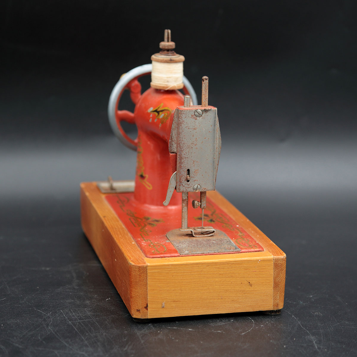 Retro legetøjssymaskine fra USSR – rød metalmodel med gulddekoration - Billede 5