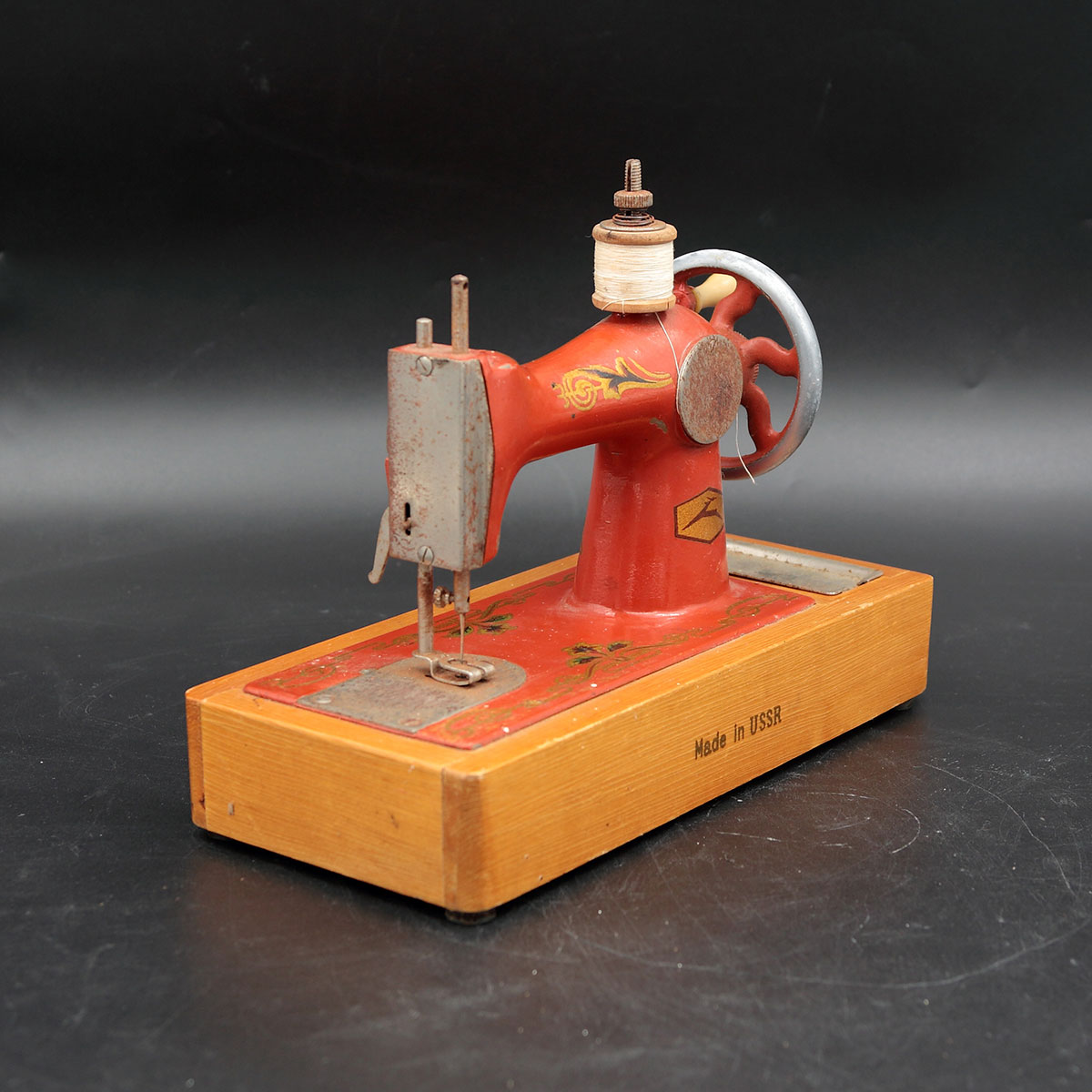 Retro legetøjssymaskine fra USSR – rød metalmodel med gulddekoration - Billede 6