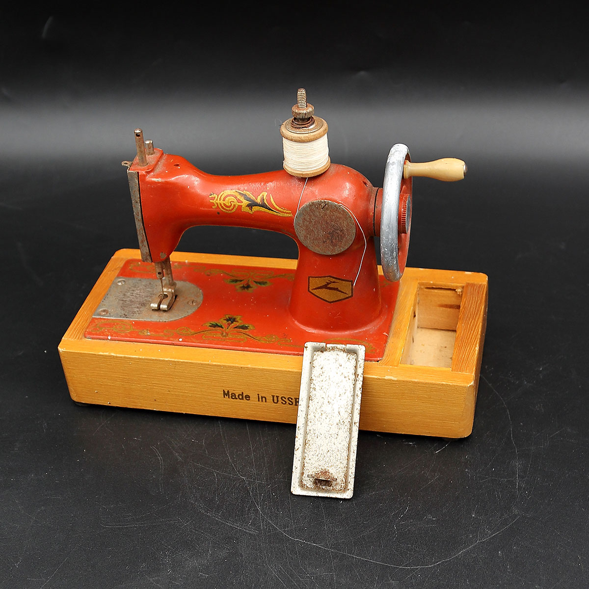 Retro legetøjssymaskine fra USSR – rød metalmodel med gulddekoration - Billede 7