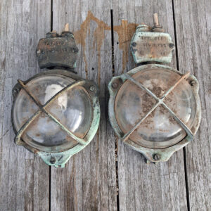 Originalt par Tranberg TEF 369 skotlamper med kraftige beskyttelsesgitre og urørt patina, vurderet til ca. 1960’erne–1980’erne.