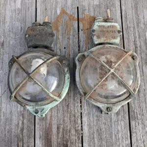 Originalt par Tranberg TEF 369 skotlamper med kraftige beskyttelsesgitre og urørt patina, vurderet til ca. 1960’erne–1980’erne.