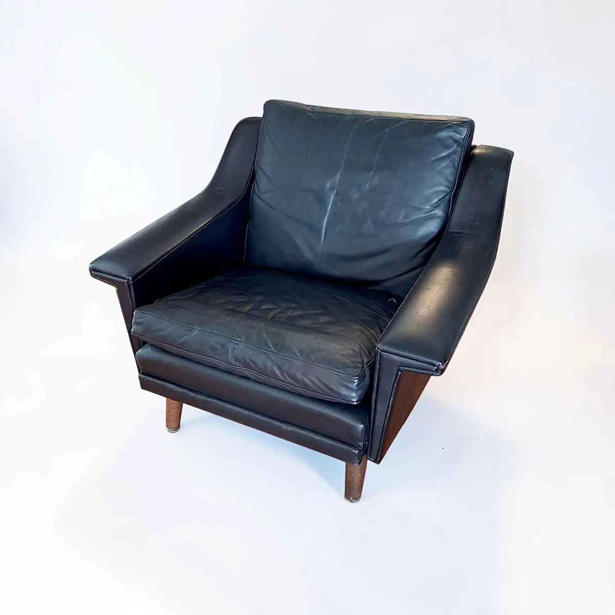 Vintage lænestol i mørkt læder med teakben og lækker patina - Billede 2